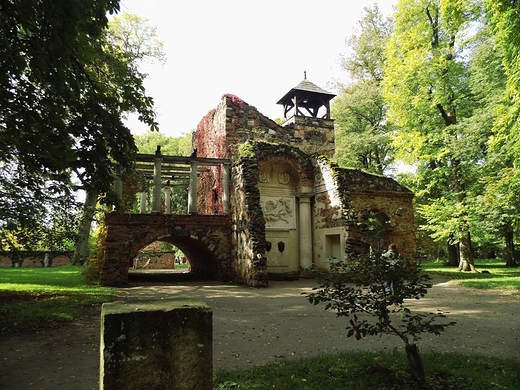 W parku romantycznym Heleny Radziwiowej