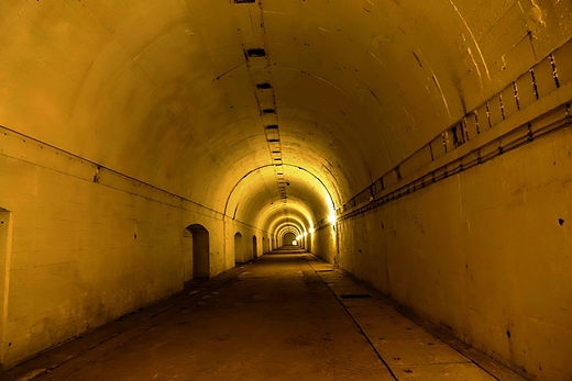 Schron kolejowy - wnętrze tunelu.