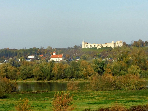 Widok z mmierskiej skarpy na janowiecki zamek