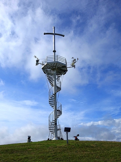Krzyż milenijny papieski z platformą widokową na Grzywackiej Górze