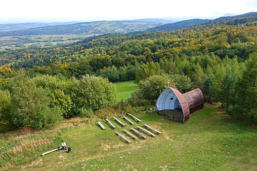 Kaplica z platformy widokowej, po prawej stronie na horyzoncie charakterystyczna szpiczasta Cergowa.