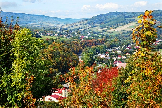 Spojrzenie z gry na Kty i Skalnik w dolinie Wisoki.