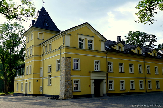 Pałac Zakrzów zbudowany został na przełomie XIX i XX wieku