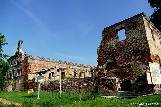 ruiny zamku biskupiego - renesans z 1580r. w Ujedzie.