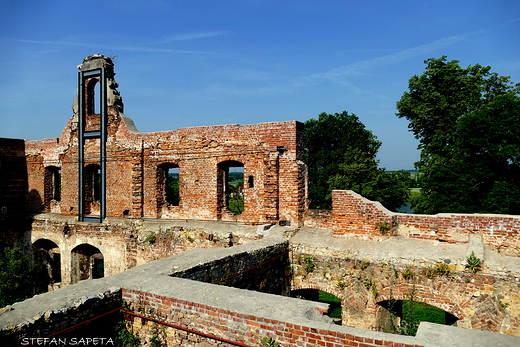 ruiny zamku biskupiego - renesans z 1580r. w Ujedzie.
