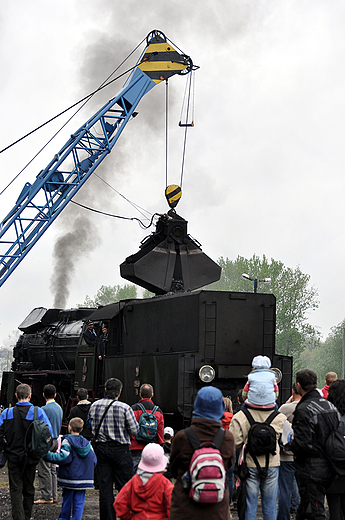 Parowz Ol49-7 z Chabwki - uzupenianie zapsu wgla przed parad. Wolsztyn 2010