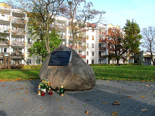 Symboliczny kamie pamiatkowy
