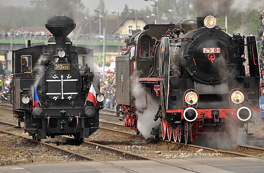 Parowozy 313.432 z Czech i Pm36-2 z Wolsztyna rozpoczynay parad 2010
