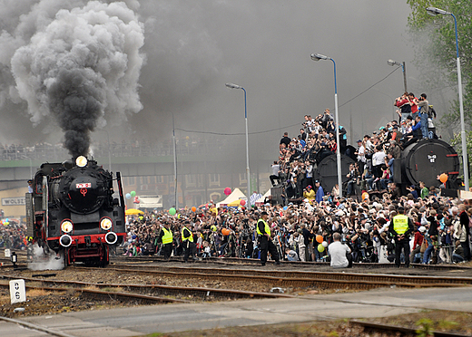 Wolsztyski parowz Pm36-2 nabiera rozpdu. Dni Pary 2010