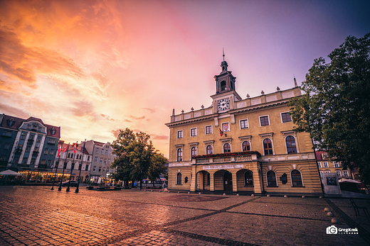 Ostrowski Ratusz w blasku zachodu