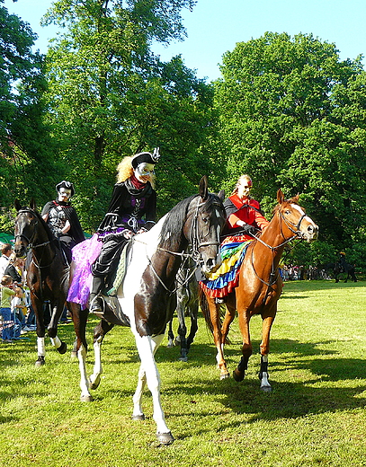 Pszczyska Majwka Konna 2009. Parada koni i amazonek w parku.