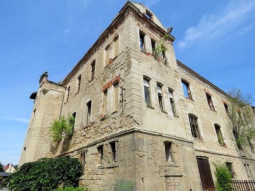 Opuszczony i zrujnowany budynek z XIX w. cz kompleksu paacowego w Pakowicach