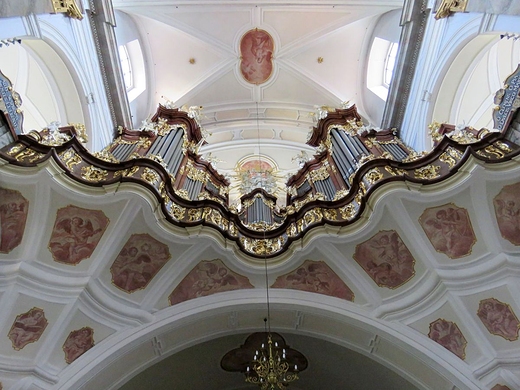 Widok na chr i prospekt organowy w bardzkiej bazylice