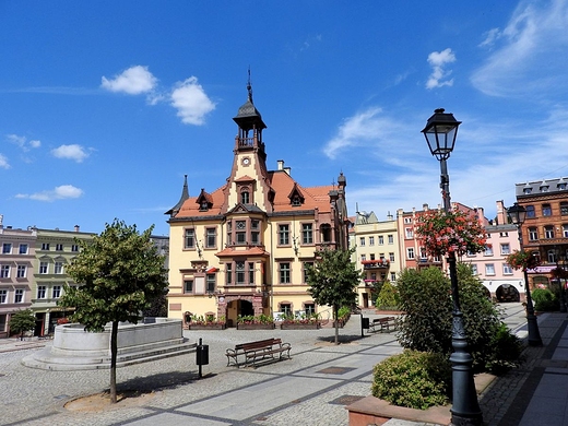 Rynek miejski z XIX-wiecznym ratuszem