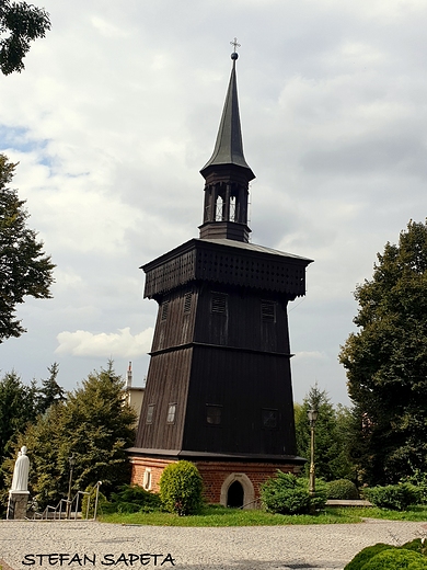 Dzwonnica przy kociele pw.w.Magorzaty Dziewicy i Mczennicy w Raciborowicach.