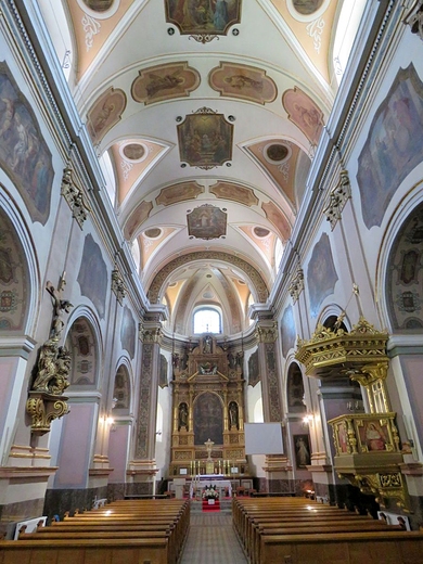 Kościół franciszkanów - widok na ołtarz główny