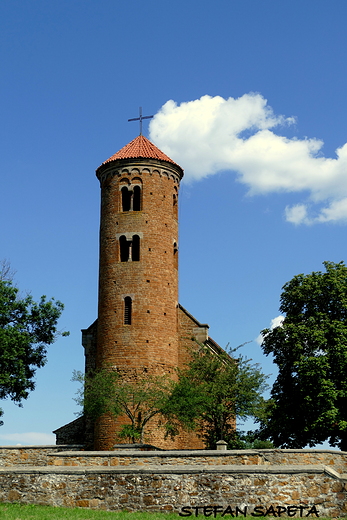 kościół pw.św.Idziego w Inowłodziu - romański kościół zrekonstruowany w latach 1936-1938 przez Adolfa Szyszko-Bohusza.