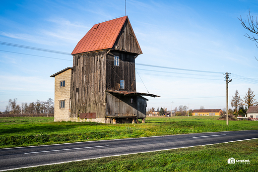 Stary wiatrak przy drodze