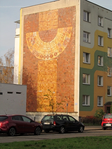Nietuzinkowy szczyt bloku mieszkalnego