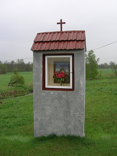 Kapliczka na szlaku Jana Nepomucena.