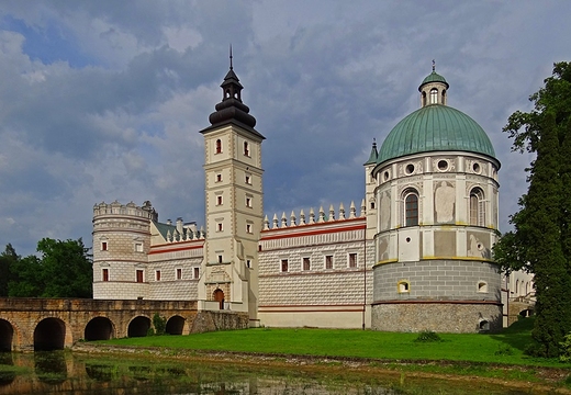 Zamek w Krasiczynie, skrzydo zachodnie, fosa i most