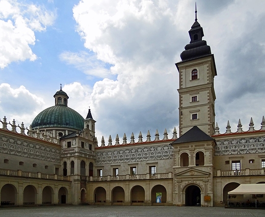 Zamek w Krasiczynie  dziedziniec, widok na baszt Bosk i Wie Zegarow