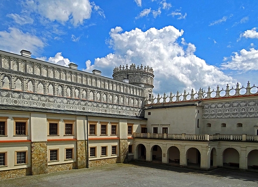 Zamek w Krasiczynie  dziedziniec, widok na baszt Szlacheck
