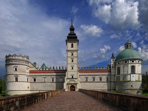 Zamek w Krasiczynie, skrzydo zachodnie, od lewej baszta Papieska , wiea zegarowa i baszta Boska