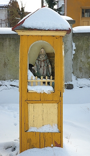 Zaklików - stara drewniana kapliczka przed kościołem św.Trójcy