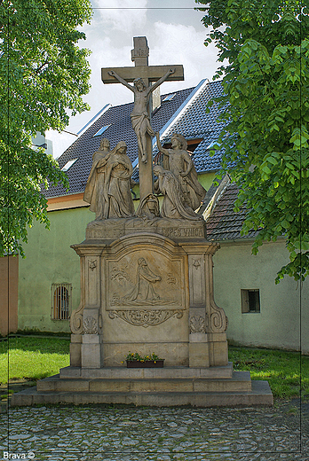 Krzyż przy Kościele pw.św. Wawrzńca w  Strzelcach Opolskich