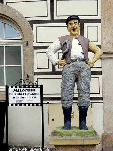 Kargul przed muzeum w Lubomierzu