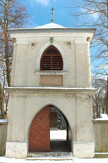 Zaklików - brama wejściowa na cmentarz przy kościele św. Anny