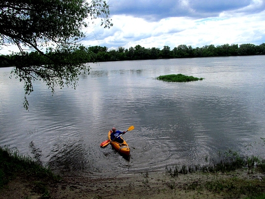 Dopywa do brzegu