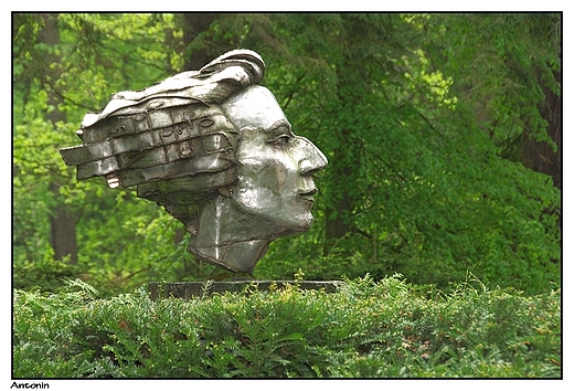 Antonin - przypaacowy park w stylu angielskim, pomnik Fryderyka Chopina