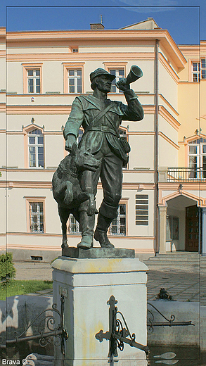 Pomnik myliwego na rynku w  Strzelcach Opolskich