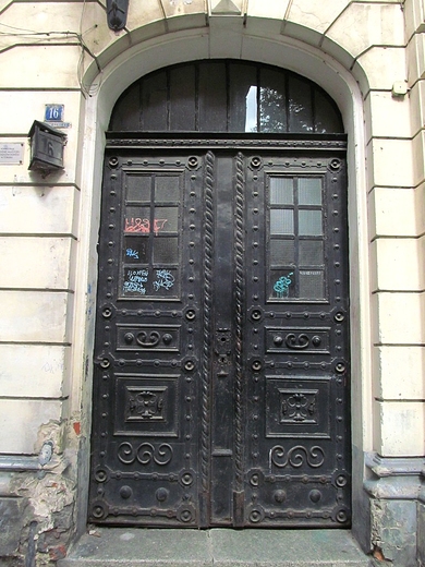 Drzwi do kamienicy