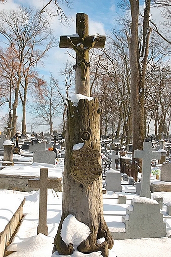 Zaklikw - zabytkowy nagrobek  z 1880 roku na cmentarzu przy kociele w.Anny