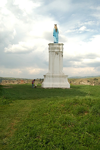 Zagrz - monumentalny obelisk Matki Boskiej przed frontonem ruin kocioa Karmelitw Bosych. Bieszczady