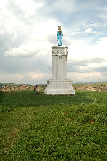 Zag�rz - monumentalny obelisk Matki Boskiej przed frontonem ruin ko�cio�a Karmelit�w Bosych. Bieszczady