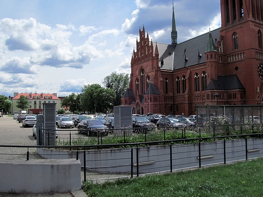 Na przykocielnym placu - parking