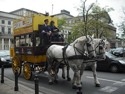 Warszawa. Omnibus konny na tle Teatru Wielkiego.