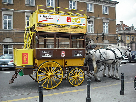 Warszawa. Postj omnibusu konnego na Starym Miecie.