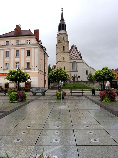 Miejska starwka. W tle - bazylika-sanktuarium