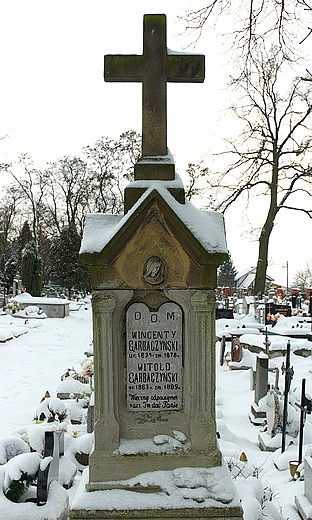 Stary nagrobek z 1878 roku na cmentarzu parafialny w Stalowej Woli Rozwadowie