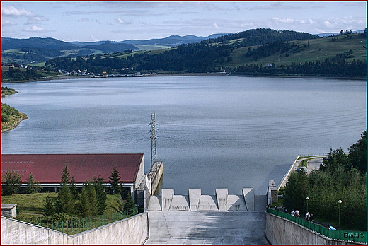 Zapora w  Niedzicy i fragment Jeziora Sromowieckiego