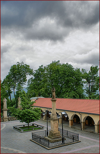 Klasztor i Bazylika Matki Boskiej Anielskiej - fragment dziedzica