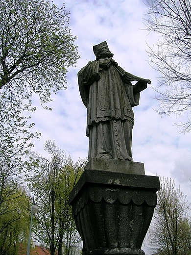Pomnik na szlaku Jana Nepomucena.