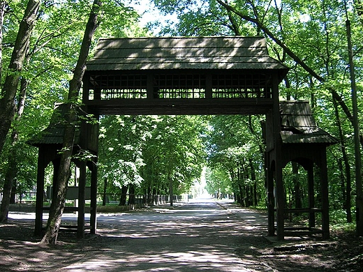 Zabrze.Zabytkowa brama w parku Lenym im.Powstacw lskich.