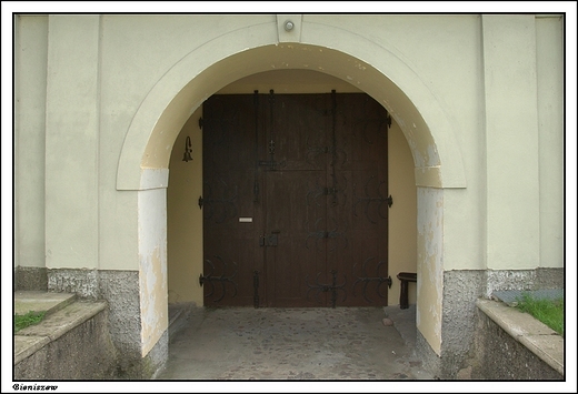 Bieniszew - wejcie na teren klasztoru przez budynek bramny z pierwszej poowy XVIII wieku