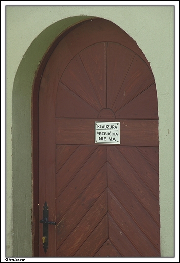 Bieniszew - jedne z wielu drzwi prowadzcych na teren klasztoru